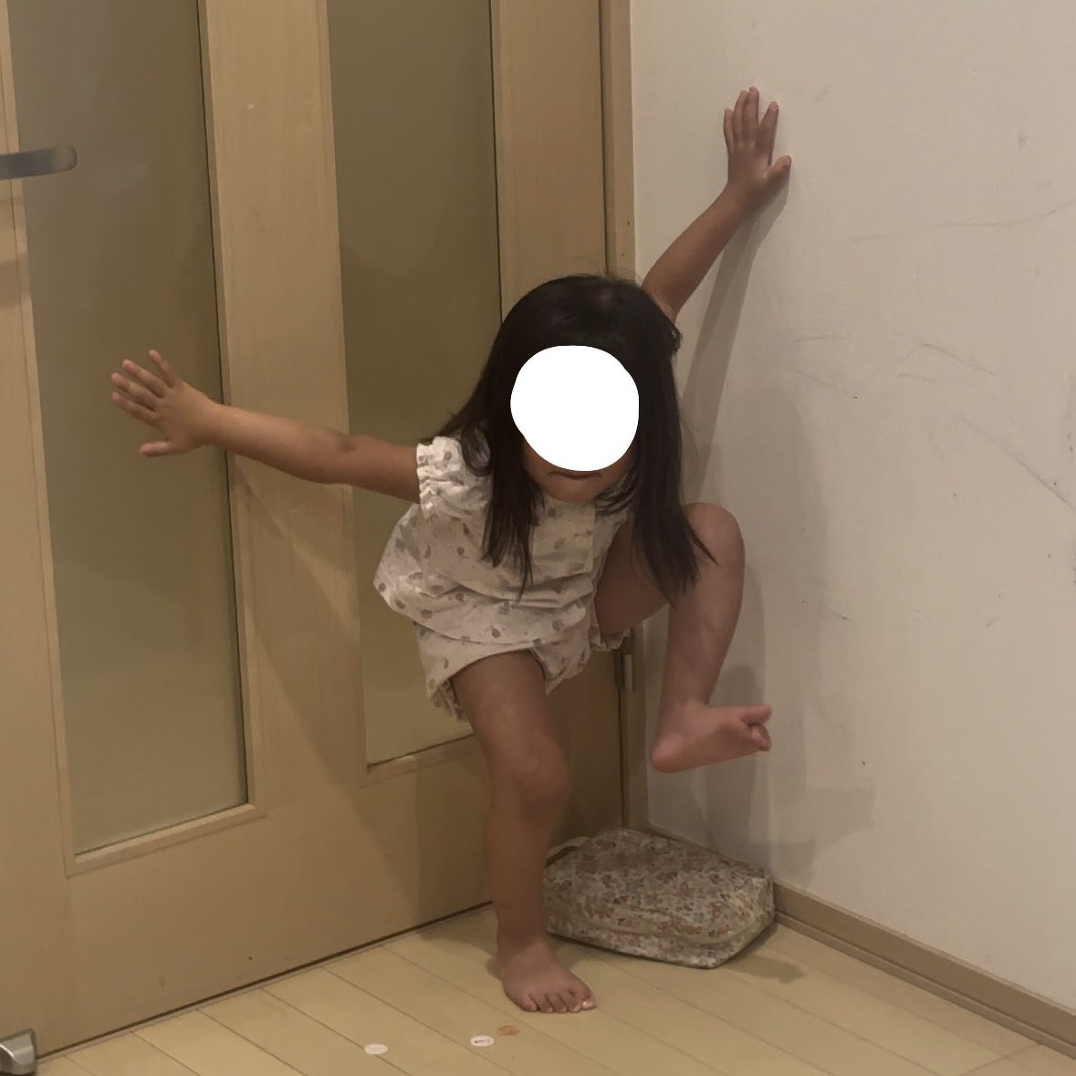 enu_ee's tweet image. 3歳女子、柔軟技を見せつけたい