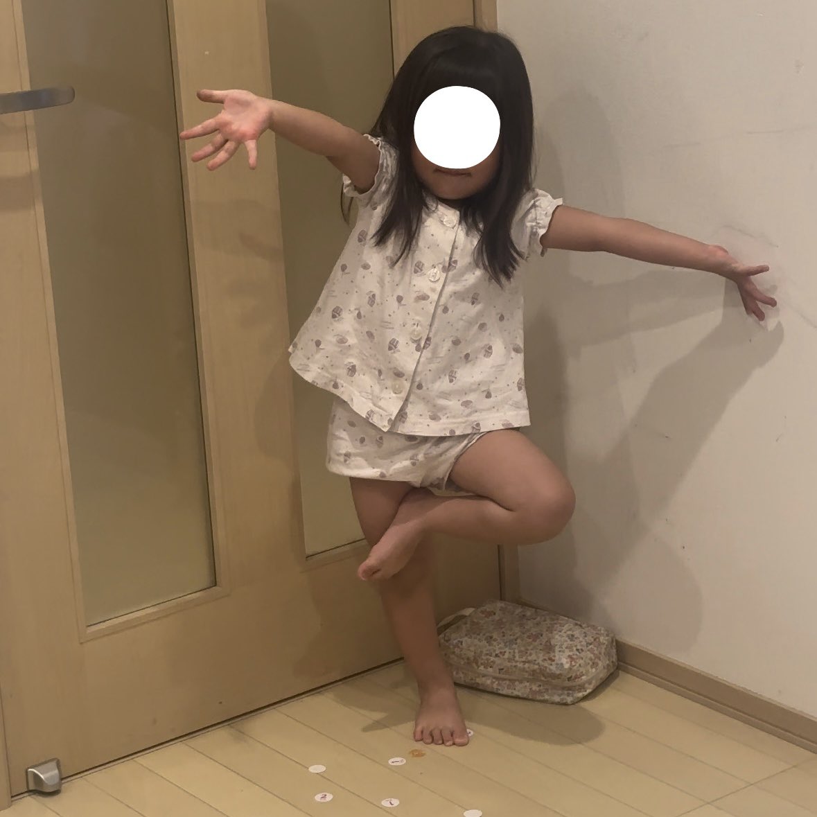 enu_ee's tweet image. 3歳女子、柔軟技を見せつけたい