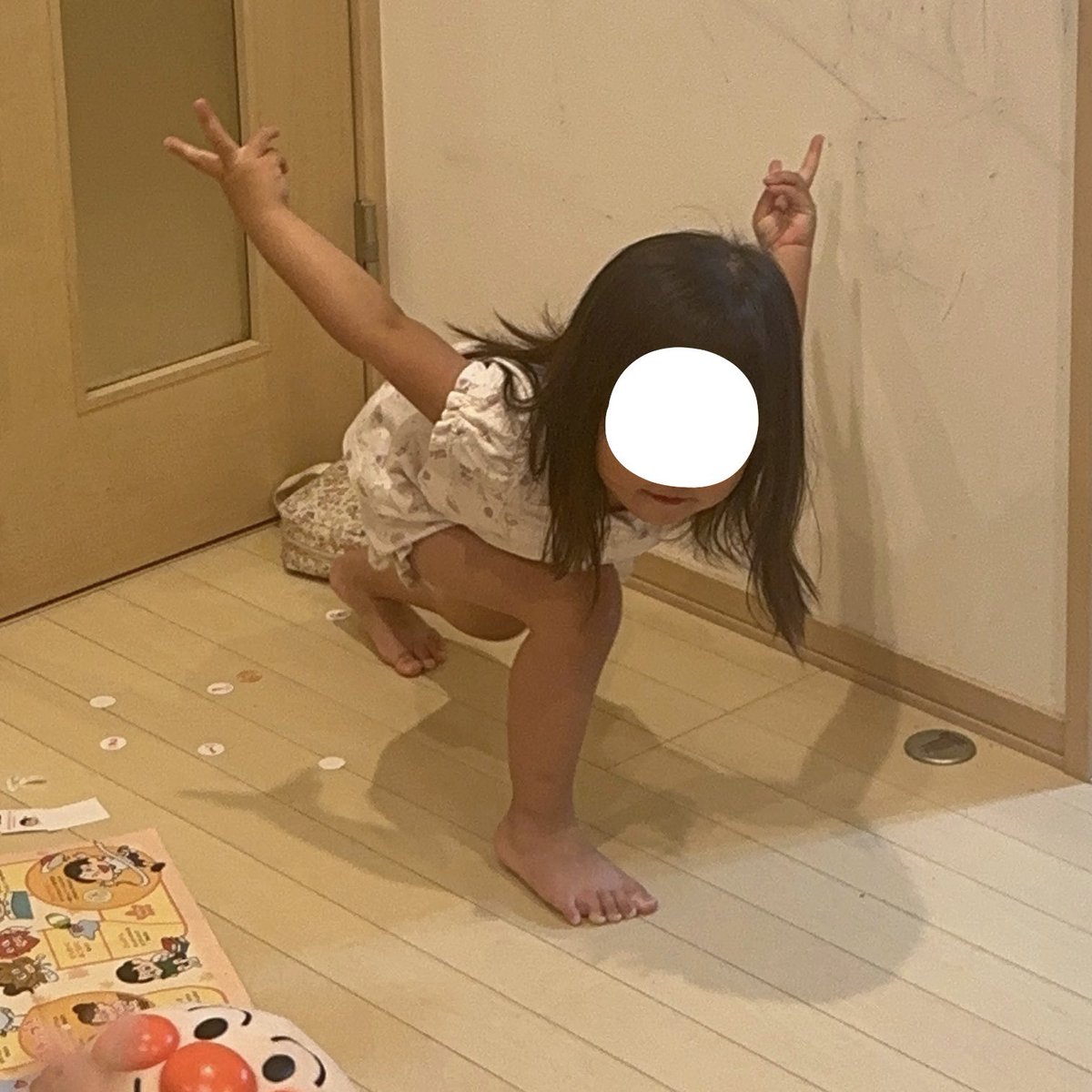 enu_ee's tweet image. 3歳女子、柔軟技を見せつけたい