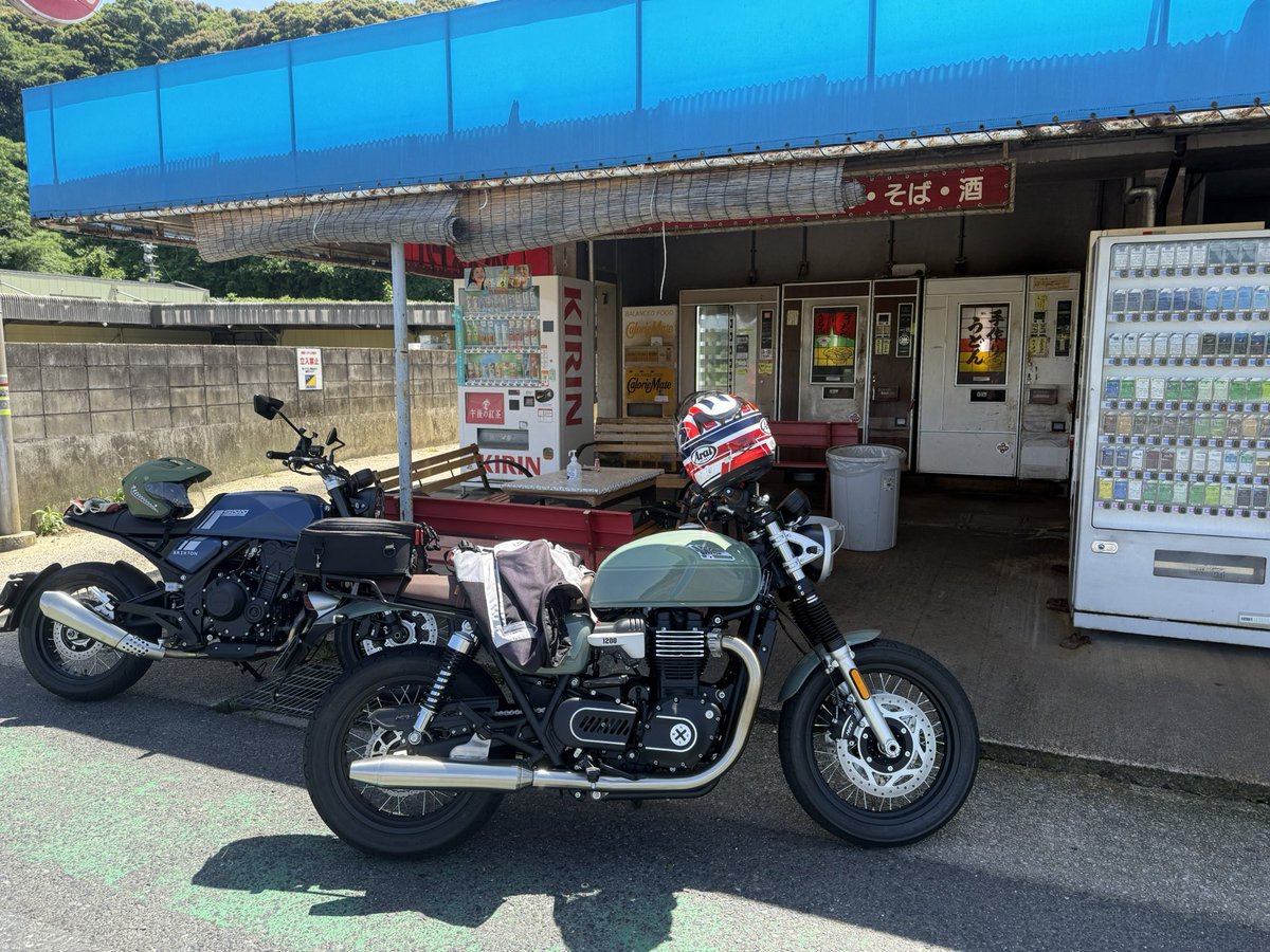 yankun21's tweet photo. 一軒目は、とり天うどんと天ぷらうどん
#後藤商店
#Cromwell1200
#crossfire500 https://t.co/iUKrCjtUh1