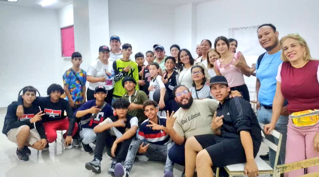 📌Juventud Vanguardia Revolucionaria
🚩🏴

Continuamos avanzando en unidad hacia nuevas victorias. Nuestra juventud TUPAMARO de la parroquia Santa Teresa en <a href="/CaracasMRT_/">Tupamarocaracas</a> participó en las asambleas de la primera consulta popular para los proyectos de la juventud, articulando las