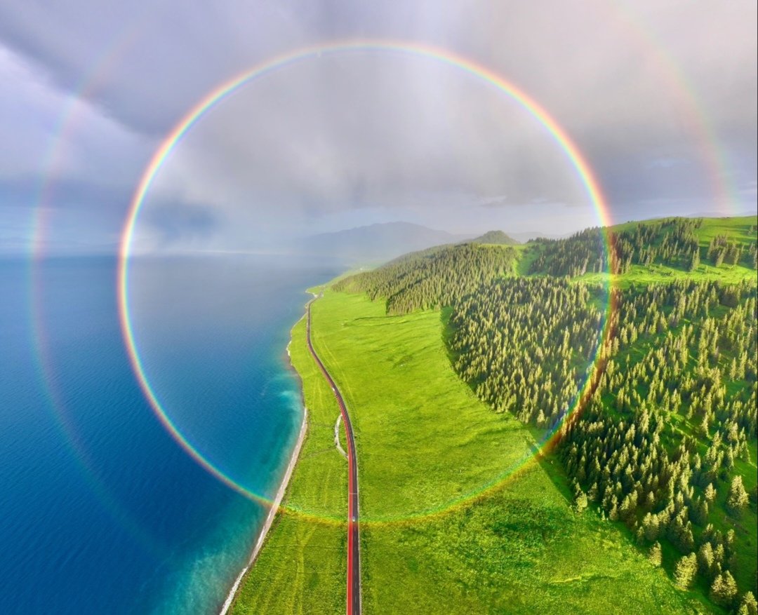 赛里木湖的圆形彩虹！