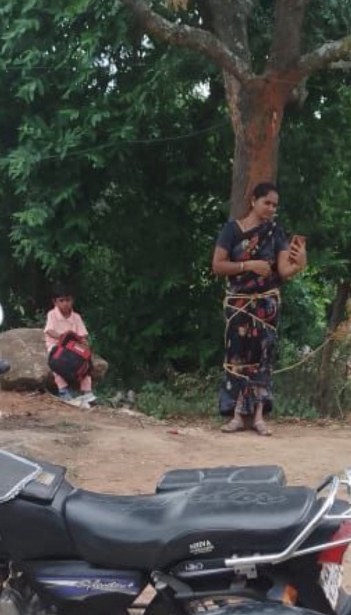 Horrific incident in Kuppam, CM Chandrababu’s constituency! TDP worker Munikannappa brutally tied a woman, Sireesha (25), to a tree and assaulted her over an unpaid ₹80,000 loan. Her husband fled, leaving her to support her kids and repay debts. Justice must be served! #Kuppam