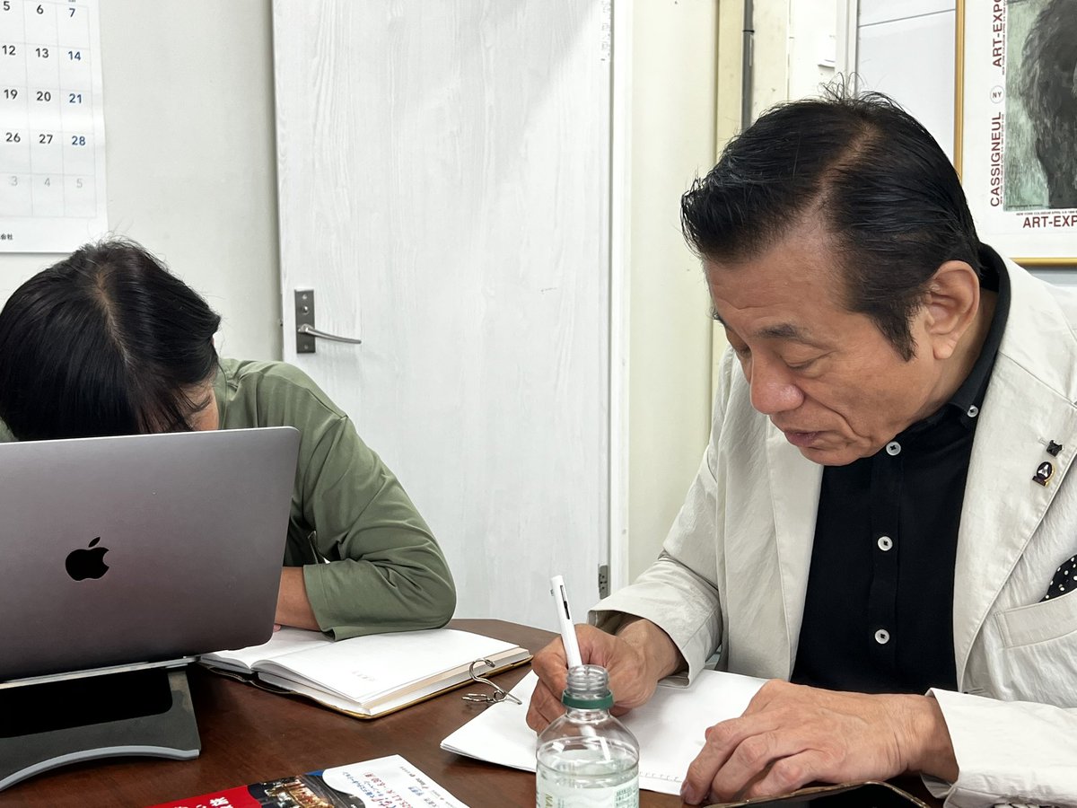 今日はウェブ班がブログ記事作成のため
社長から機械の説明を受けています。
金型の摩耗を軽減する精密レベラーってすごいんやで