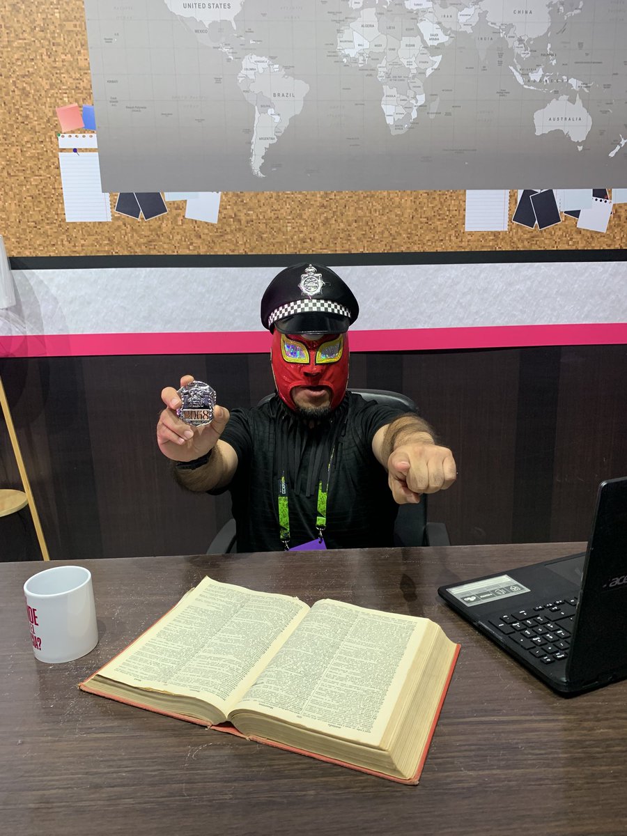 PokeRicOficial's tweet image. 🚨¡Alto ahí, ciudadano!🚨
Está usted detenido por andar sin licencia para tanto estilo 😎🎮
Desde el stand de ¿Y dónde está el policía? en la @CCXPMexico , reportando servicio activo y listo para patrullar el multiverso geek 🚓🕹️
#CCXP2025 #PokeRicOficial #HumorFriki