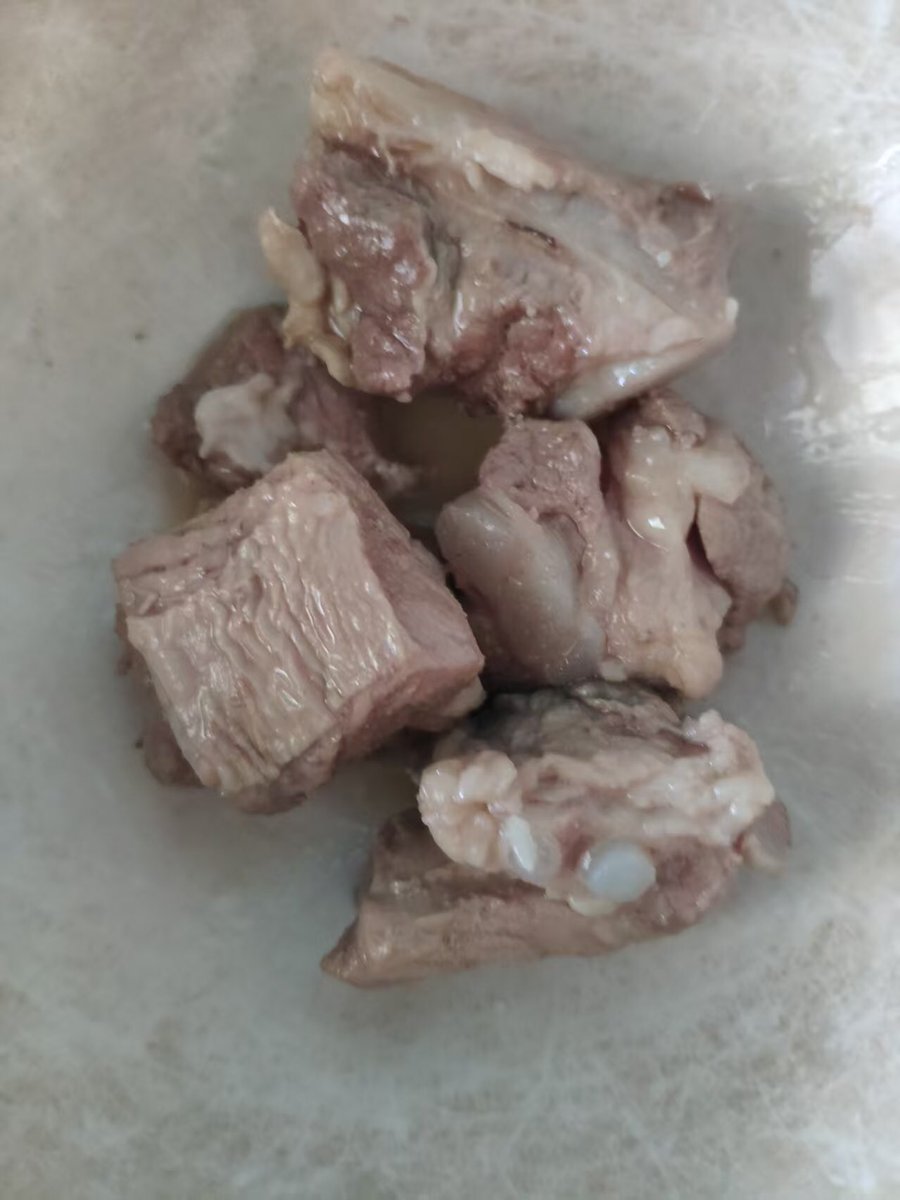 我大半夜炖了肉，泡了一晚上，香料腌入味了超级香的！给小狗吃，她居然说不吃了！最近是不是太给她脸了！

要么下次还是吃大列巴吧，驯化小狗，从干巴早饭开始！