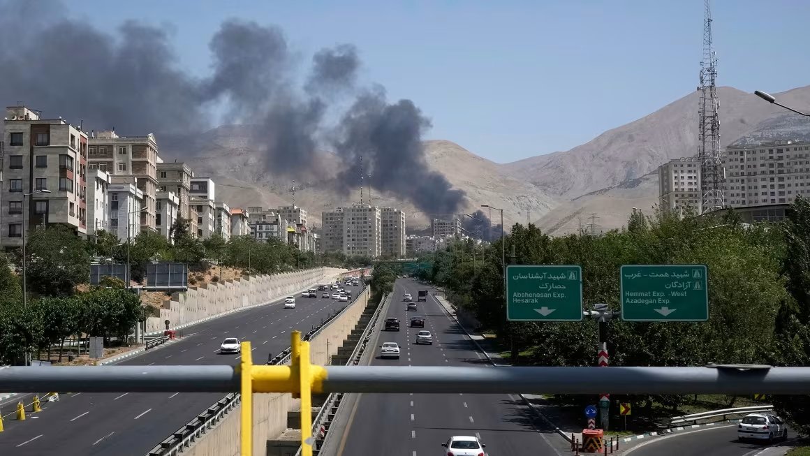 thoughtsnanaly1's tweet image. Iran&apos;s Mossad paranoia grows amid fears of Israeli spies wearing masks, hats, and sunglasses.

Iran arrested dozens on suspicion of spying as fears of Mossad infiltration intensify.

In the capital, 28 people were arrested for alleged spying, and one man, arrested two years ago,…