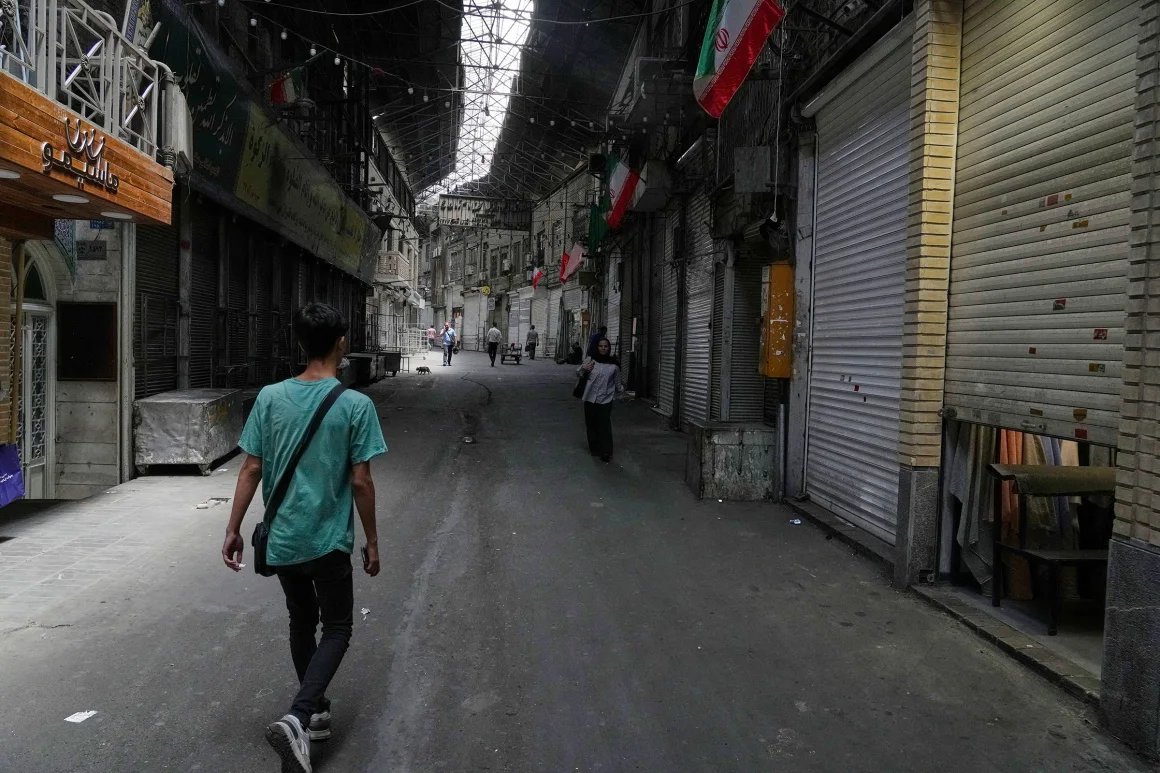 thoughtsnanaly1's tweet image. Iran&apos;s Mossad paranoia grows amid fears of Israeli spies wearing masks, hats, and sunglasses.

Iran arrested dozens on suspicion of spying as fears of Mossad infiltration intensify.

In the capital, 28 people were arrested for alleged spying, and one man, arrested two years ago,…