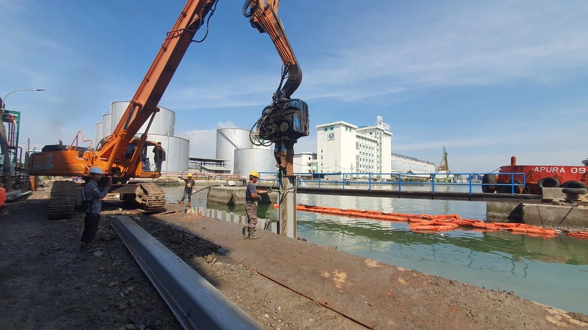 ESCPileSteel's tweet image. ESC Vinyl Sheet Piles installed with vibro hammer and mandrel support — driving deeper, standing stronger. 

✉️ info@escpvcsheetpiling.com🌐 escpvcsheetpiling.com

#ESCVinylSheetPiles #FoundationPiling #SheetPileInstallation #CoastalProtection #SoilRetention