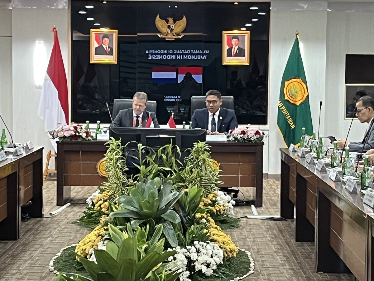 Day 2 of #Dutch Economic Mission #Horticulture track delegation &amp; Vice Minister Guido Landheer <a href="/glandheer/">Guido Landheer</a> have arrived at MoA, warmly greeted by Vice Minister Sudaryono of Indonesian Ministry of Agriculture