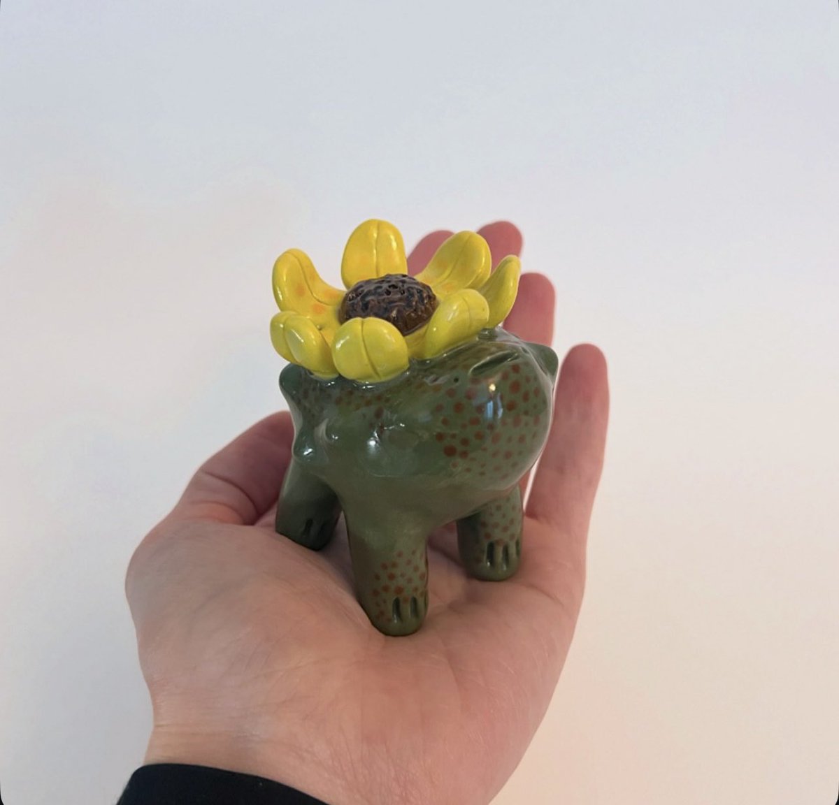 loafstudios_'s tweet photo. Seeds are scattered along the dirt floor in the sunflower fields but this little Sun Doodle happens to see some high up on a sunflower, what will he do next…

Be sure to sign up for our Discovery Log for our next newsletter at https://t.co/lW3lFsRMzJ 

#ceramics #clay #clayart https://t.co/lLMrdlZ8gM