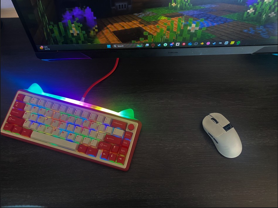huge thank you to <a href="/Chilkeykeeb/">Chilkey</a> and <a href="/MrKiredeid/">D</a> for providing me with the Slice 75HE , Foxy65 and Glacier Mouse .

These are super durable and high quality keebs, I love the attention to detail on the designs ( and the cat ears are a huge plus &gt;:3 )
