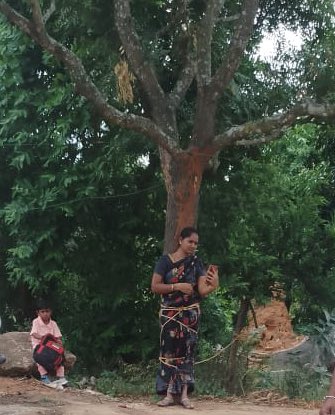 KP_Aashish's tweet image. Shocking ! In CM #ChandrababuNaidu&apos;s own constituency Kuppam an alleged #TDP worker tied a 25-year-old woman to a tree and publicly humiliated her over an unpaid loan of ₹80,000. Victim Sirisha has been raising her two children on her own since her husband abandoned them. After…