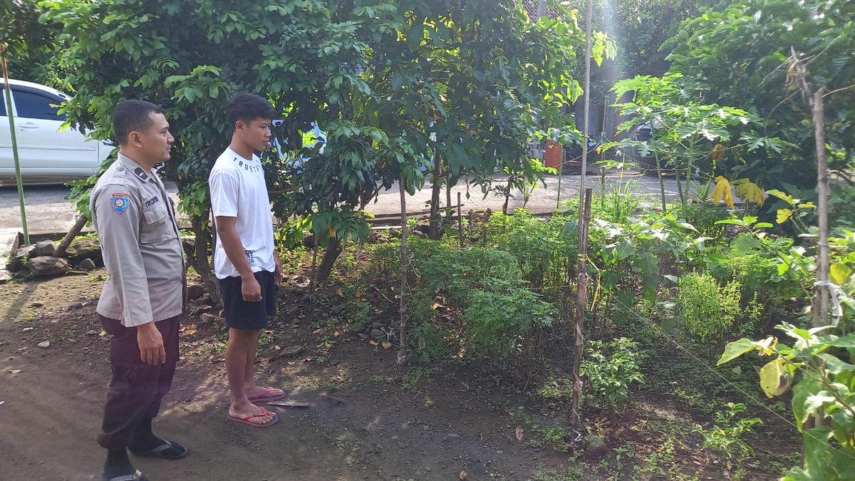 dyandra_ae's tweet photo. Bhabinkamtibmas Ds. Sebayi Polsek Gemarang hadir di lokasi dalam kunjungan lahan Pekarangan Pangan Bergizi 
#ketahananpangan #swasembadapangan #astacita #ketahananpanganpolresmadiun
#KabupatenMadiun
#PolresMadiun
#JawaTimur https://t.co/1CKfj1ZB11