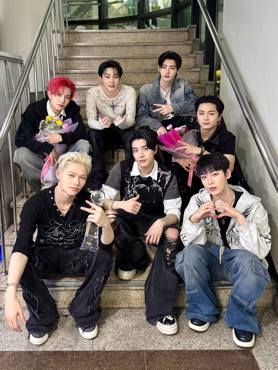 We are proud to announce that today we have won 1st place on Music Bank! 🏆✨ This victory belongs not only to us, but also to everyone who has faithfully supported and given us love throughout this journey. Thank you for the positive energy you have given us.