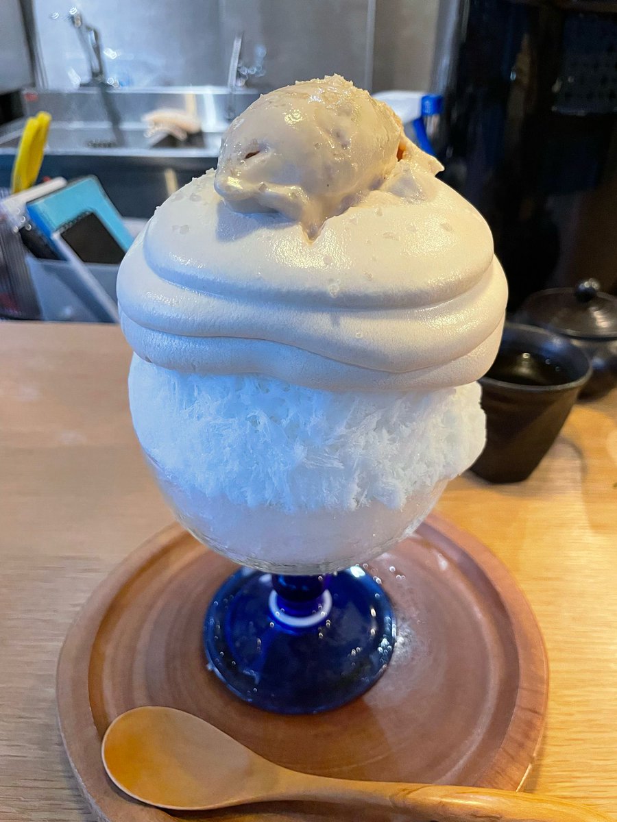 仕事帰りかき氷活動

お店のスペシャリテ。
季節で構成を変えることがあるが、定番商品としてずっとあるらしいのでオーダーのタイミングに悩んでいたけど、気になり過ぎてついに(笑)
メレンゲのエスプーマにメレンゲのアイスクリーム、このお店のメレンゲ大好きなので、もっと早く頼めばよかった。