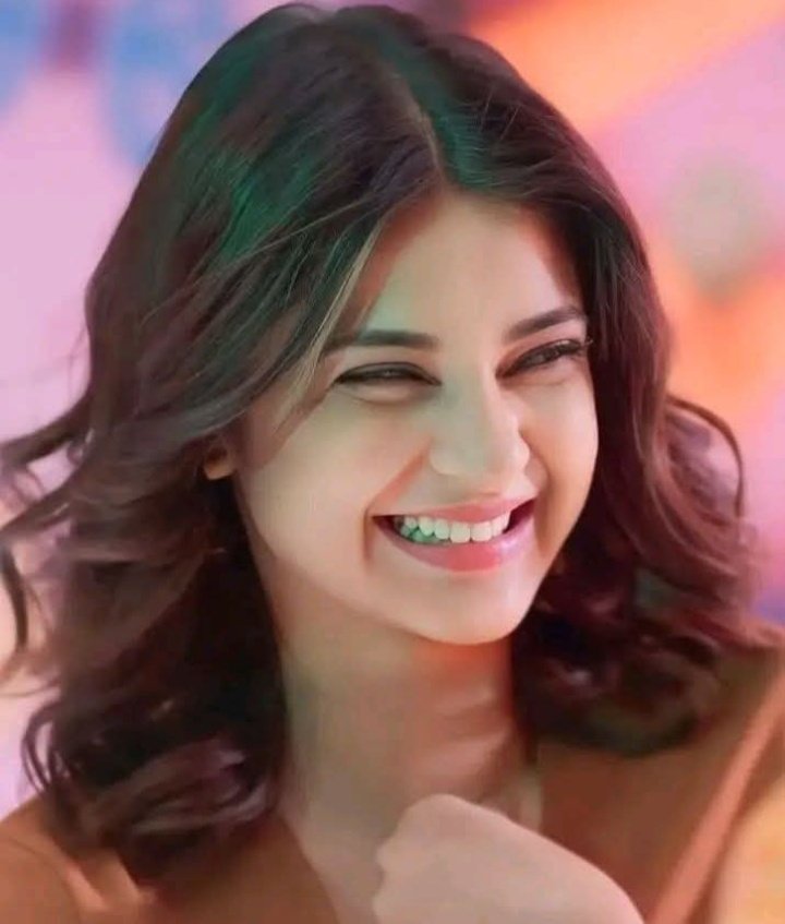 ❣️Asslamualykum Good Morning ❣️
इतने दर्द के बाद भी मुस्कुरा रही हूँ 
ऐ जिंदगी देख तुझे कैसे हरा रही हूँ.!!🌹❤️