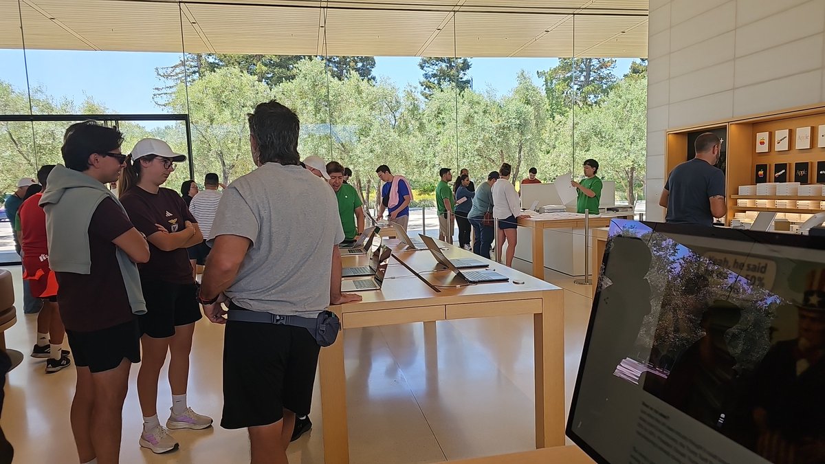 We were spotted/featured at Apple Cupertino visitor centre during WWDC! There's tea here but it's mostly iced 🤔 🦅😝