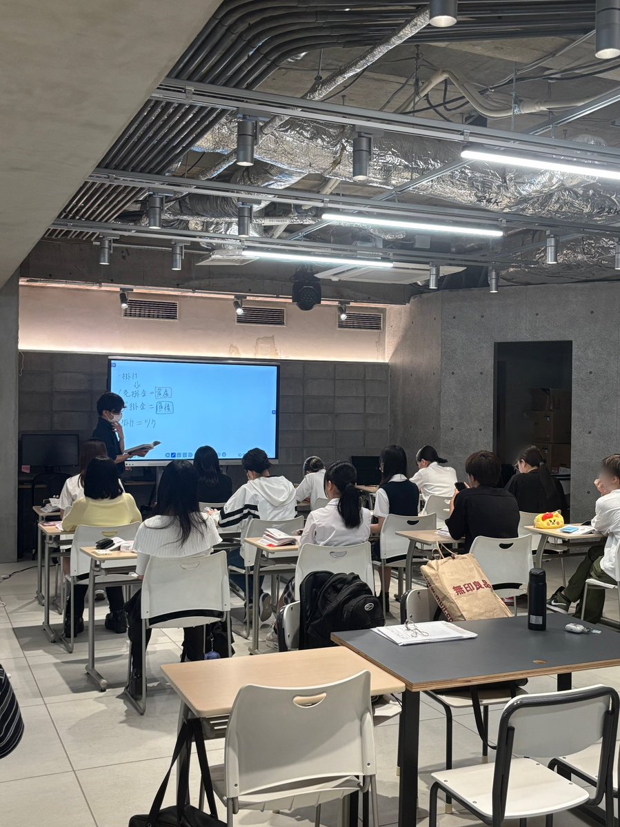 簿記の授業中✏️
みんな頑張ってます🤩

#日商簿記
#かごしま中央高等学院
#鹿児島高校生
#高校生
#鹿児島
#簿記
#カゴシマeスポーツ高等学院