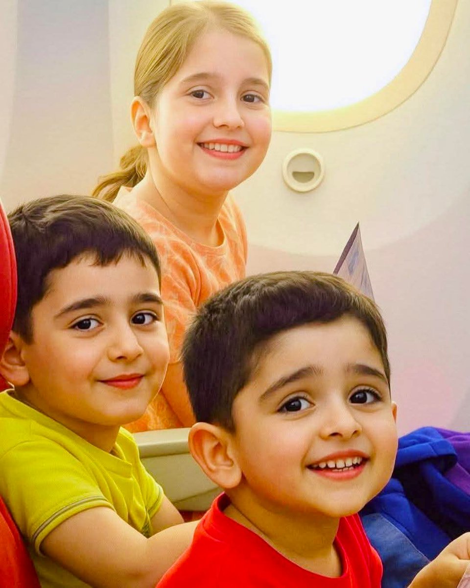 तीन मुस्कानें थी जैसे आसमान में चमकते तारे,
नन्हीं हँसी में छुपे थे कई सपने प्यारे।
वो सफर अधूरा रह गया, पर यादें अमर बन गईं,
जिन्हें देख रो उठता है आज भी ये ज़माना सारा।
#planecrash