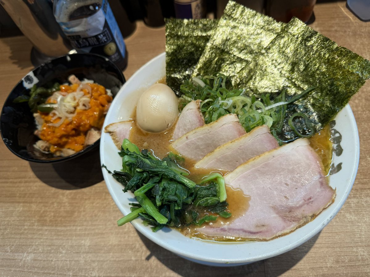 野良裏家
チャーシューメン、裏、九条ネギ、半まぶしご飯
今日はめちゃくちゃ暑いけどどんなに暑くても食べたくなる一杯！そして食べれば美味過ぎて暑さもぶっ飛んじゃう！