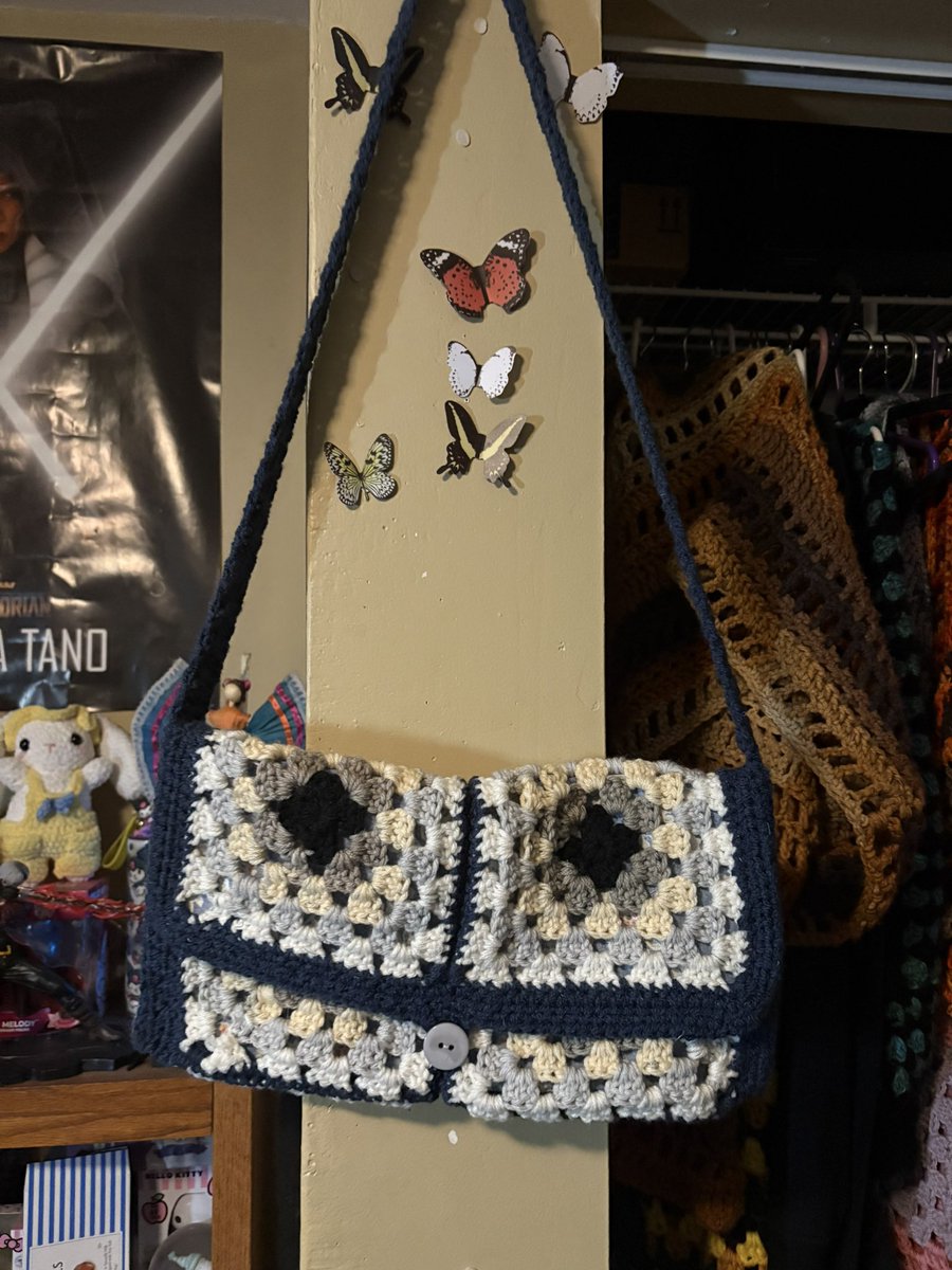CamiCrocheting's tweet photo. decided to give hand sewing fabric as a liner inside this book pouch i made! 

it’s very badly done, and I don’t have sharp enough scissors to cut the fabric so it’s just messy all around LMAO 

I also added a strap and sewed on a button! https://t.co/ulj6ZRM9ct