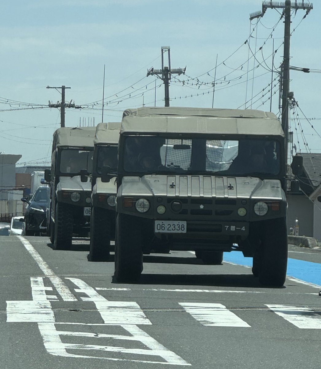 ghetto_face's tweet photo. 伊丹でむっちゃメガクルとすれ違った。
さすが総監部付近、訓練やったんかなご苦労様です👨🏻‍✈️
ひとりでテンション上がってたこういうのテンション上がるよね男の子だもの。
#メガクルーザー
#自衛隊
#伊丹
#メガクル言うてトラックやんあんなん https://t.co/5UH4KlX5E9