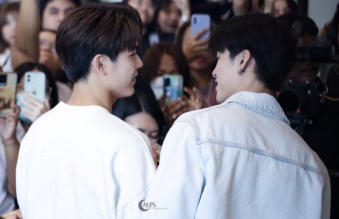 เขินอะไรแบบนี้ทุกที  การยืนซ้อนหลังกันแบบสบายใจแบบที่เปนเซฟโซน รู้สึกปลอดภัยที่มีอีกคน มันหากันไม่ง่ายแบบนี้นะ คนๆนึงที่รักอีกคนและดูแลอีกคนดีขนาดนี้ เชื่อเสมอว่าวันนึงเค้าต้องกลับมายืนข้างกันอีกครั้ง ในวันที่เหมาะสมแน่นอน 

ALWAYS LOVE MEENPING 

#แอเรียรักมีนปิงเสมอ
