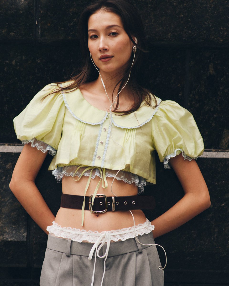 mitruniverse's tweet image. Memo Doll Crop Top เสื้อครอปดีไซน์ใหม่จากคอลเลคชั่น Work Lifetime 🖇️ ให้สาวๆ ได้สนุกกับการแต่งตัวไปทำงานให้มั่นใจตั้งแต่ AM-PM

ดีเทลน่ารักด้วยคอปกและลูกไม้ที่มีความวินเทจเบาๆ 💚

2 สีให้เลือก : White, Green
พิกัดลุค : s.lazada.co.th/s.Cb8Qw

#Mitr #Workwear #Workoutfit