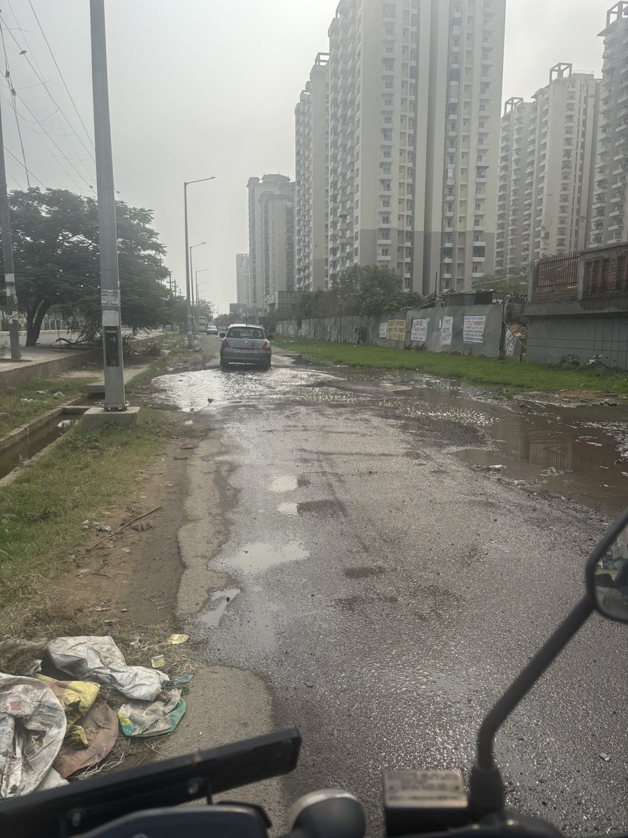 dineshisthis's tweet photo. @CeoNoida @noida_authority 
Drainage line is not working near authority park. https://t.co/ahtySyvzXQ