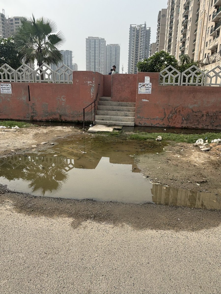 dineshisthis's tweet photo. @CeoNoida @noida_authority 
Drainage line is not working near authority park. https://t.co/ahtySyvzXQ