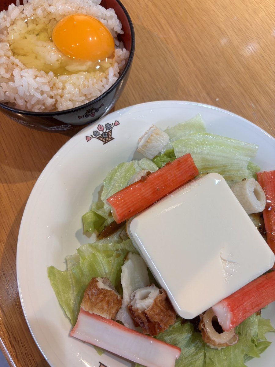 aka0327's tweet photo. 卵かけご飯と、手でちぎって完成のサラダ
#在宅ワークの1人ランチ　をみんなで見せ合おうよ https://t.co/vg9iych4Xd