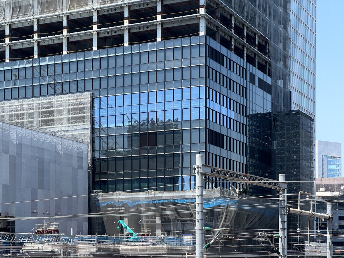 世界貿易センタービルディング建替
隣のクレアタワーに迫る高さまで成長ししていました
ガラスカーテンウォールの設置も始まり、ブラウンのサッシや全体的にダークなガラスの反射具合が旧ビルを彷彿とさせるものとなっていました