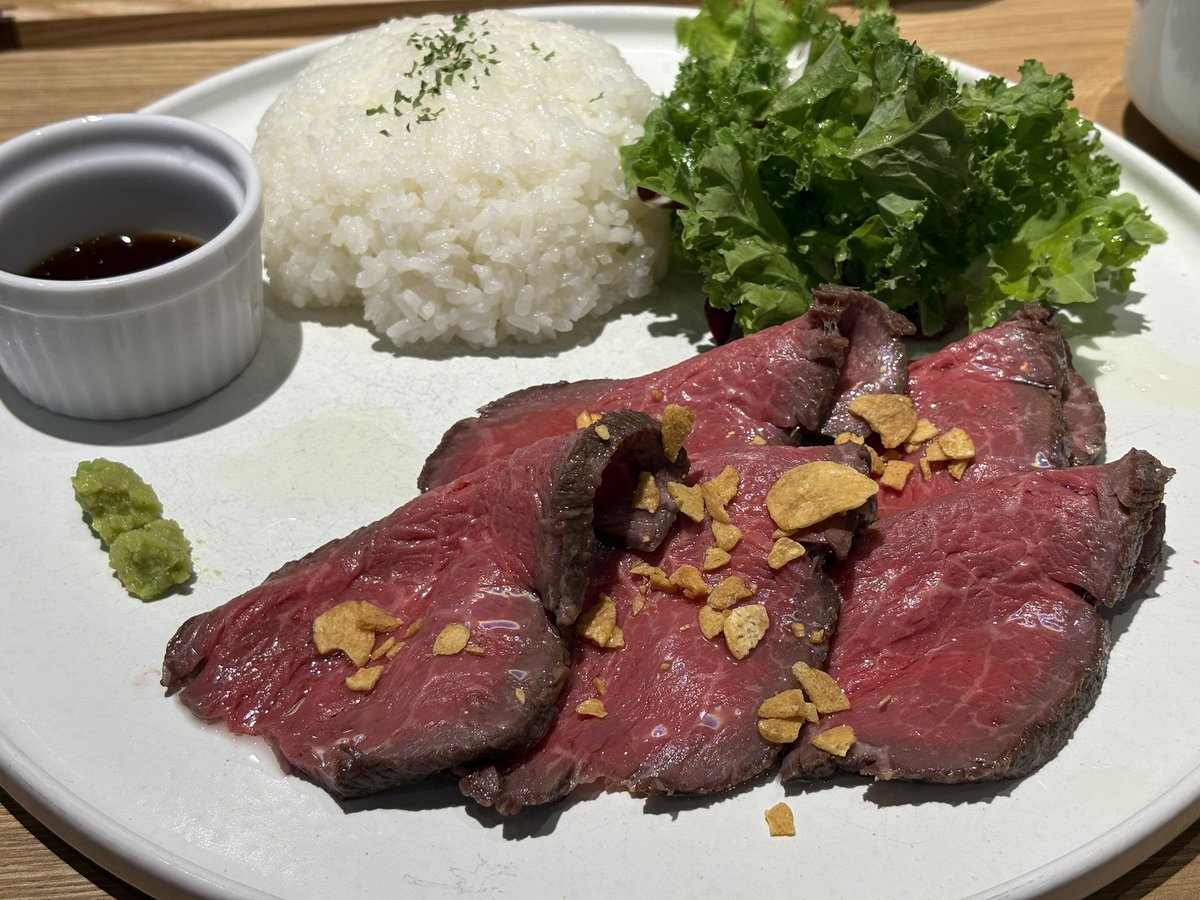 supopon_bob's tweet image. 美味しいもの食べてる時が幸せすぎるな！！？