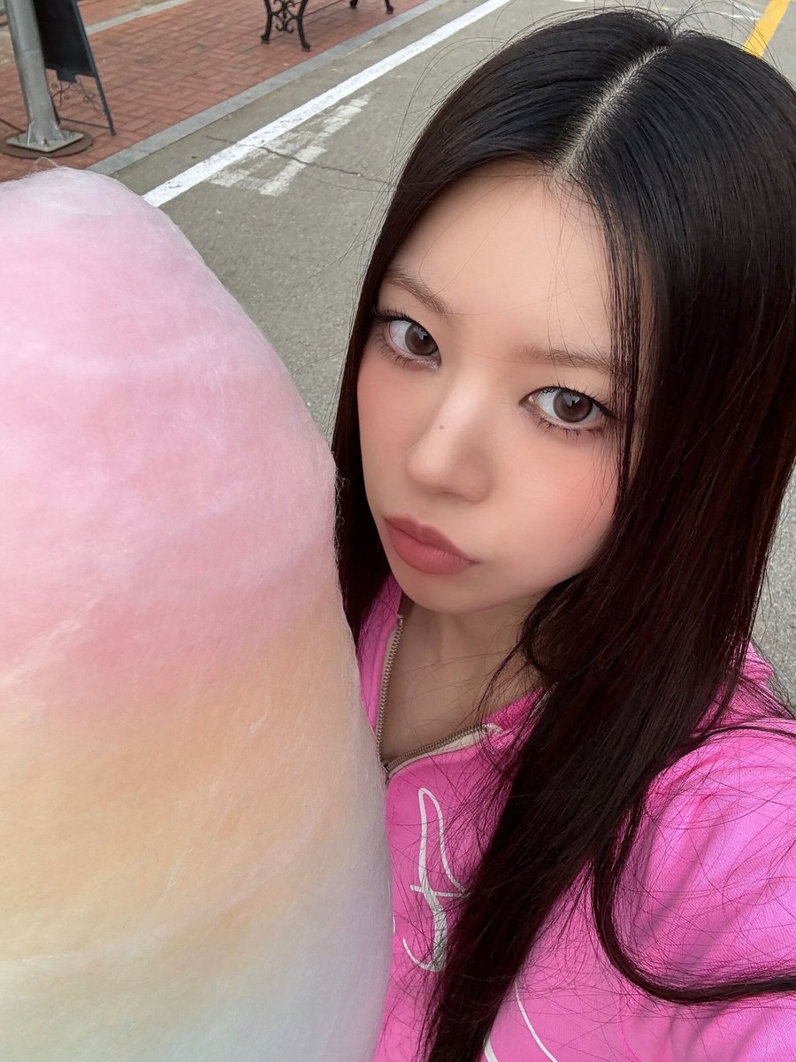 ILLIT_twt's tweet image. 빌려온 🐱🩷💚🩵 

#MOKA #모카 #ILLIT #아일릿