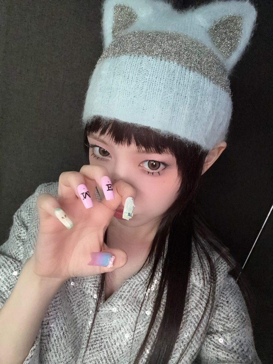 ILLIT_twt's tweet image. 빌려온 🐱🩷💚🩵 

#MOKA #모카 #ILLIT #아일릿