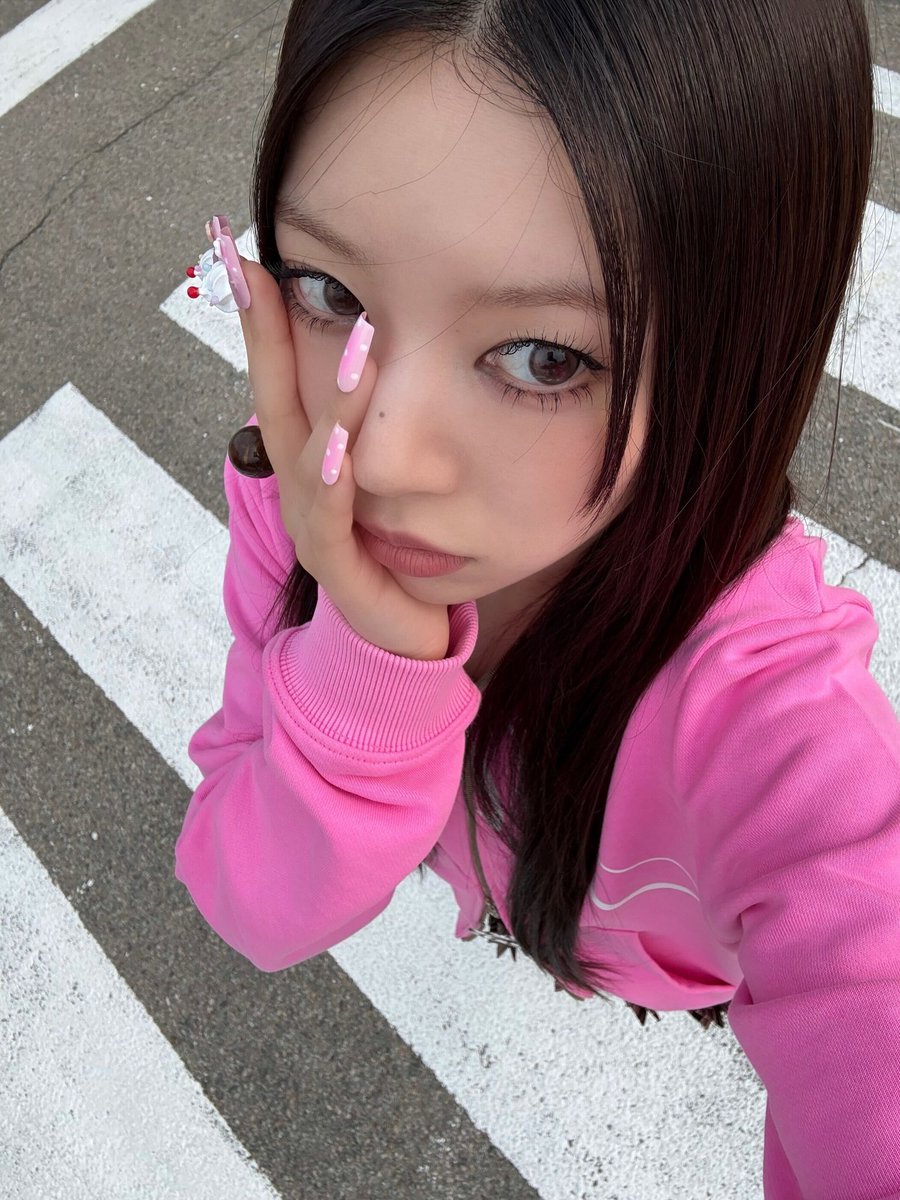 ILLIT_twt's tweet image. 빌려온 🐱🩷💚🩵 

#MOKA #모카 #ILLIT #아일릿