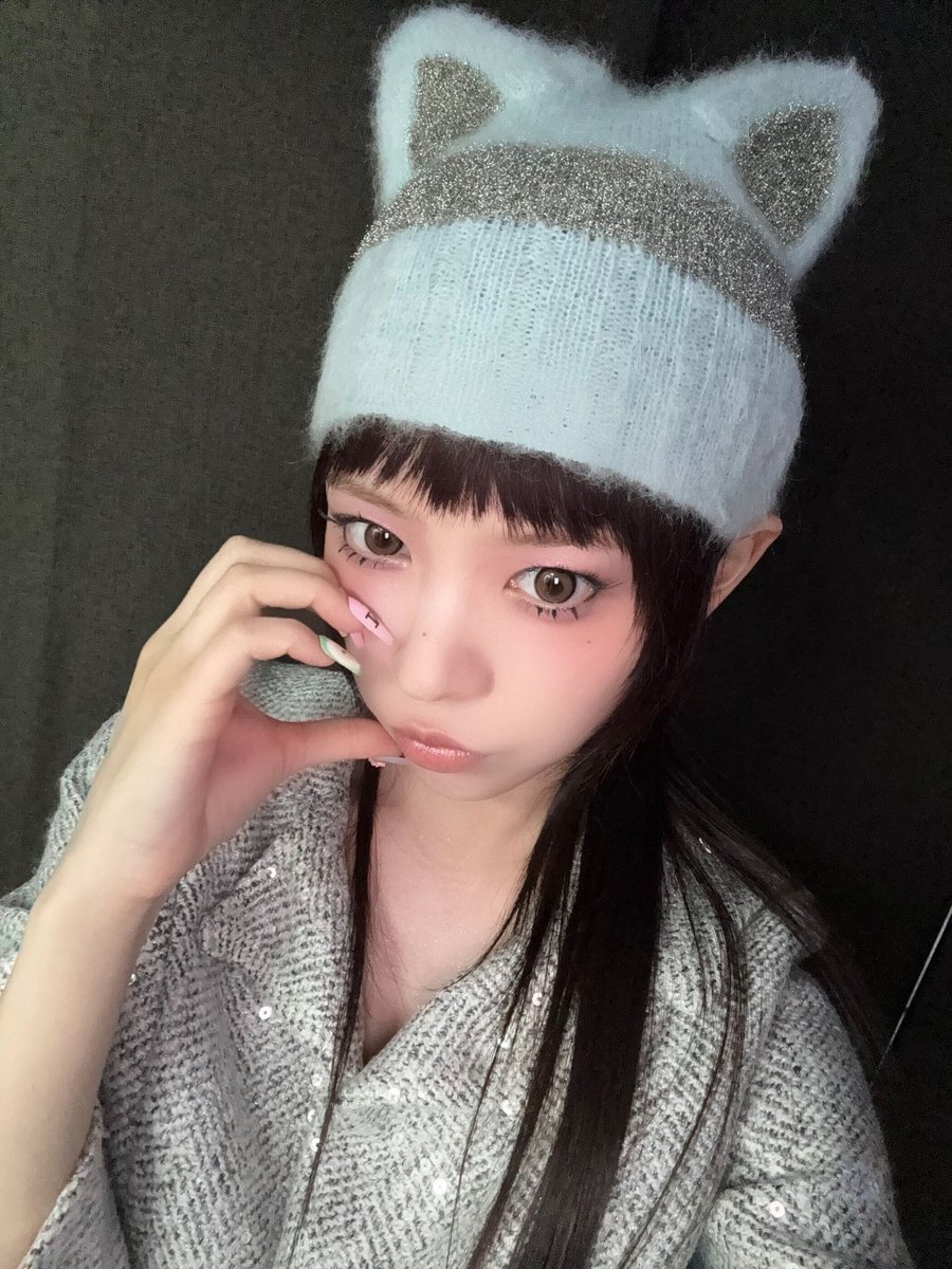 ILLIT_twt's tweet image. 빌려온 🐱🩷💚🩵 

#MOKA #모카 #ILLIT #아일릿