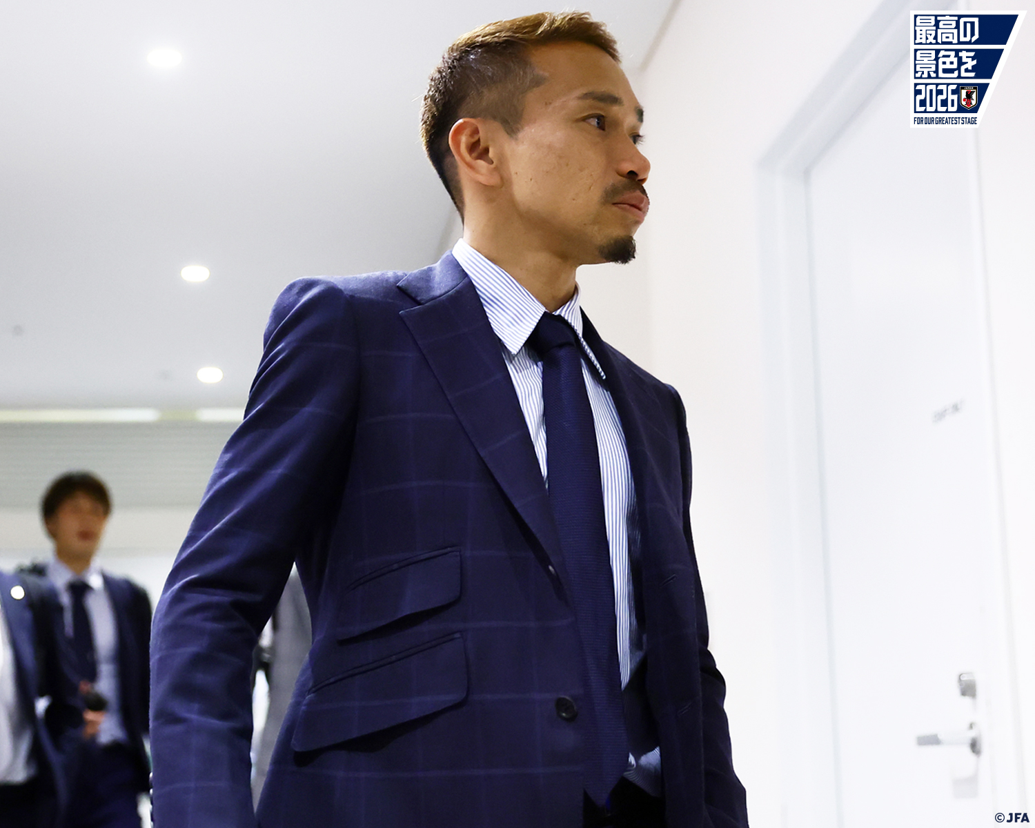 不二周助　日本代表スーツ ダンヒル」サッカー日本代表との25年間のパートナーシップを記念