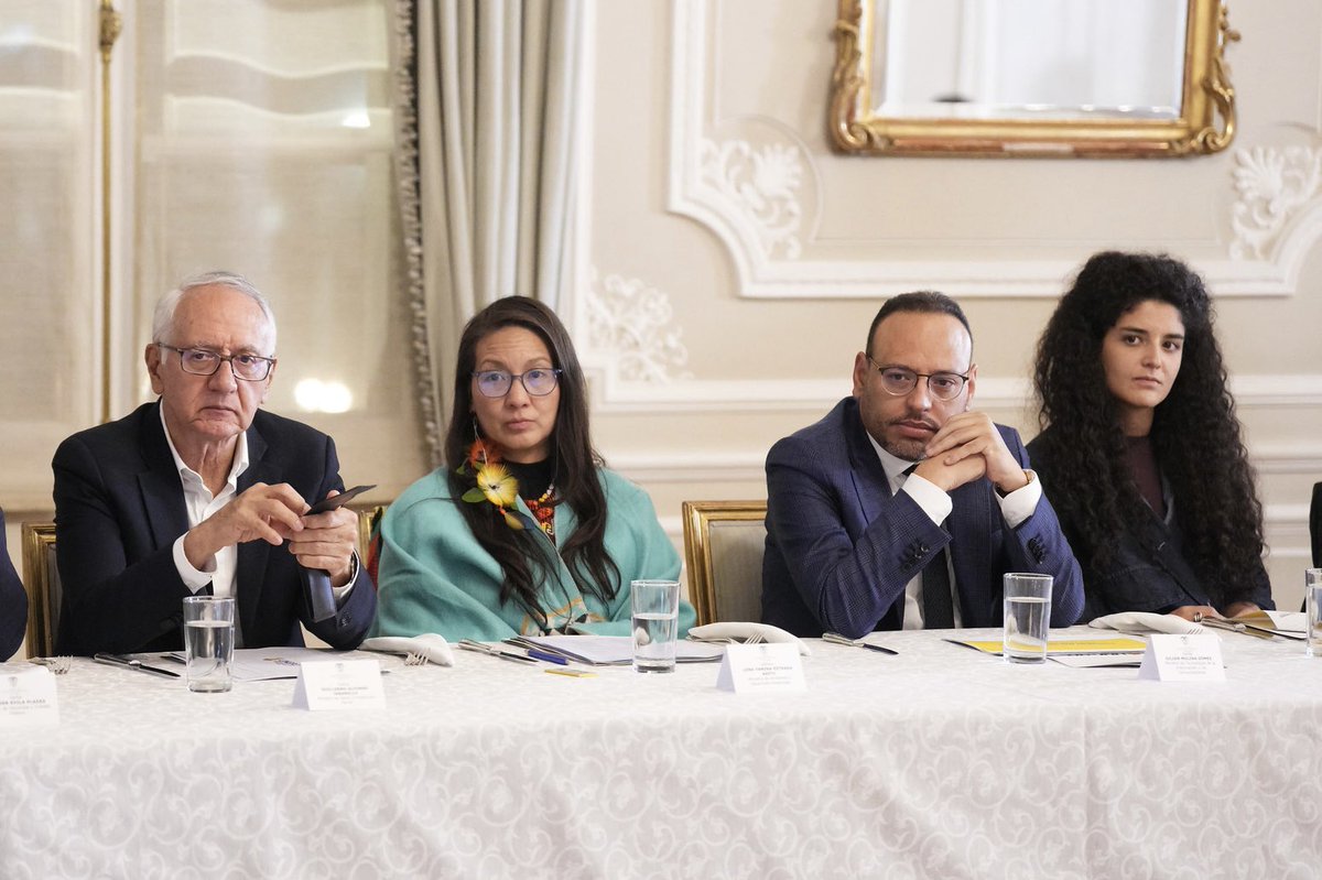 Presidencia Colombia 🇨🇴 (@infopresidencia) on Twitter photo #AEstaHora el Presidente <a href="/petrogustavo/">Gustavo Petro</a> lidera una reunión de trabajo con la <a href="/UNGRD/">UNGRD🇨🇴</a>, en la <a href="/Casa_Narino/">Casa de Nariño</a>.
En el encuentro participan diferentes Ministros del Gobierno para dialogar sobre inundaciones, el temblor en Paratebueno y acciones para proteger a la población en los #AEstaHora el Presidente <a href="/petrogustavo/">Gustavo Petro</a> lidera una reunión de trabajo con la <a href="/UNGRD/">UNGRD🇨🇴</a>, en la <a href="/Casa_Narino/">Casa de Nariño</a>.
En el encuentro participan diferentes Ministros del Gobierno para dialogar sobre inundaciones, el temblor en Paratebueno y acciones para proteger a la población en los