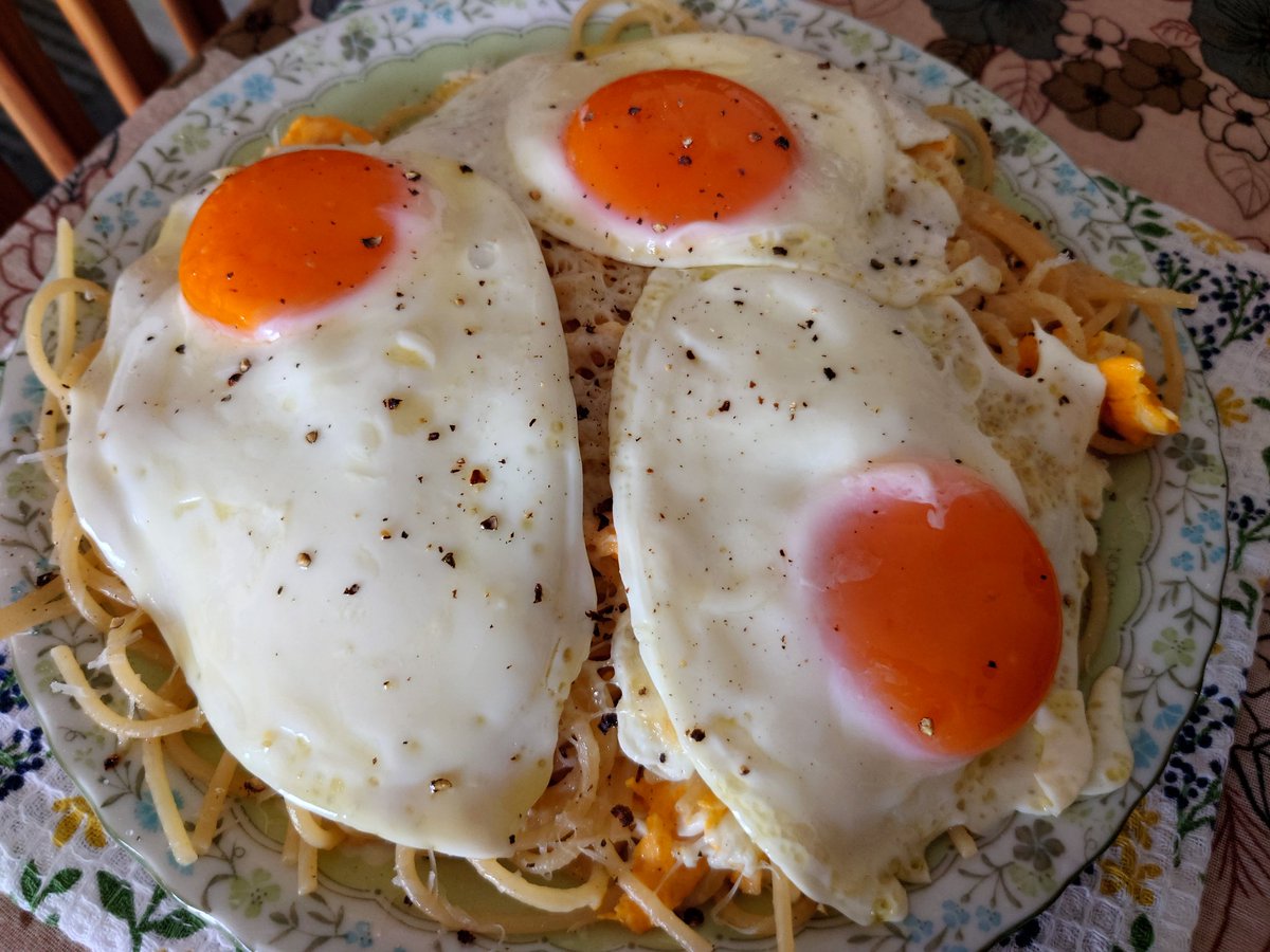 在宅勤務のお昼は、１度作って見たかった #貧乏人のパスタ  で、別に卑下してるのではなく、確立されたパスタ料理のひとつ。

確立された大変美味しいパスタ料理ではあるものの、そのネーミングの悪さからお店ではなかなかメニューには出来ない、自分で作るしかないと思っています。