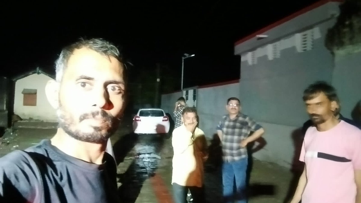 ભાવનગર જીલ્લા તલાટી કમ મંત્રી મંડળ (@tcmbvn) on Twitter photo પાલીતાણાના મોખડકા ગામે રજાવળના પાણી આજુબાજુ ફરીવળતા 4 મજુર ફસાઈ ગયાની માહિતી મળતા તલાટી કમ મંત્રી દવારા T.D.Oશ્રીને જાણ કરતા TDOશ્રી દવારા તુુરતજ બચાવ ટીમ સાથે સ્થળ પર પહોંચી ટીમ તથા ગામલોકોની મદદથી ફસાયેલ ૪ જણનુ રાતે ૧૨.૩૦ ક. સલામત રેસ્ક્યુ કરેલ
<a href="/BhavnagarDdo/">DDOBhavnagar</a>
<a href="/Collectorbhav/">Collector & District Magistrate Bhavnagar</a> પાલીતાણાના મોખડકા ગામે રજાવળના પાણી આજુબાજુ ફરીવળતા 4 મજુર ફસાઈ ગયાની માહિતી મળતા તલાટી કમ મંત્રી દવારા T.D.Oશ્રીને જાણ કરતા TDOશ્રી દવારા તુુરતજ બચાવ ટીમ સાથે સ્થળ પર પહોંચી ટીમ તથા ગામલોકોની મદદથી ફસાયેલ ૪ જણનુ રાતે ૧૨.૩૦ ક. સલામત રેસ્ક્યુ કરેલ
<a href="/BhavnagarDdo/">DDOBhavnagar</a>
<a href="/Collectorbhav/">Collector & District Magistrate Bhavnagar</a>