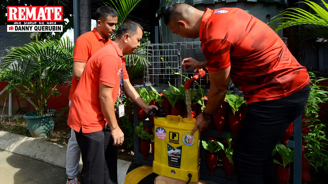 IPINAKITA ni San Juan Mayor Francis Zamora kung papaano naiipon at nagagamit ang mga nakokolektang tubig mula sa ulan sa paglulunsad ng DIY Water Catchment System Contest na ginanap sa San Juan City Hall. DANNY QUERUBIN