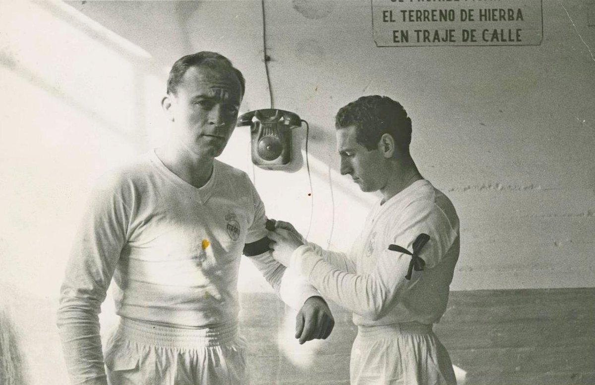 MSircolor's tweet photo. Pedimos a la #IA que coloreara esta imagen histórica de #AlfredoDiStéfano y #PacoGento, con brazalete negro en señal de luto por los jugadores del @ManUtd_Es fallecidos en Múnich. Fue tomada en el túnel antes de enfrentarse al @RealJaenCF en partido de liga. https://t.co/lpPeuMFgAT