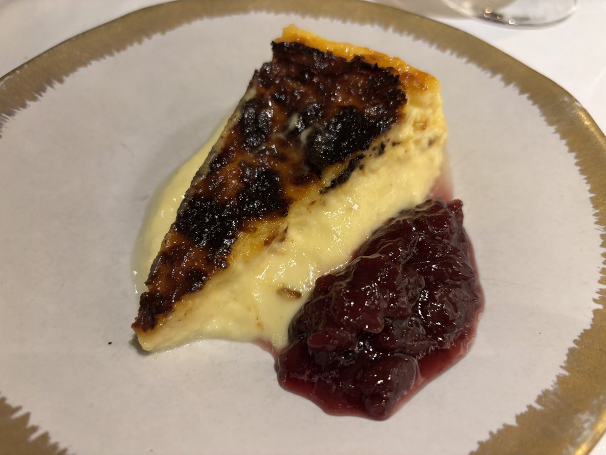 Agradable sorpresa en El Balcón de Bueño, en el pueblo del mismo nombre, del que dicen que es el que más hórreos tiene en Asturias. Platos confortables con buenos puntos. Croquetas de cecina, manitas con carpaccio de langostinos, bonito a la plancha con berenjena, tarta de queso.