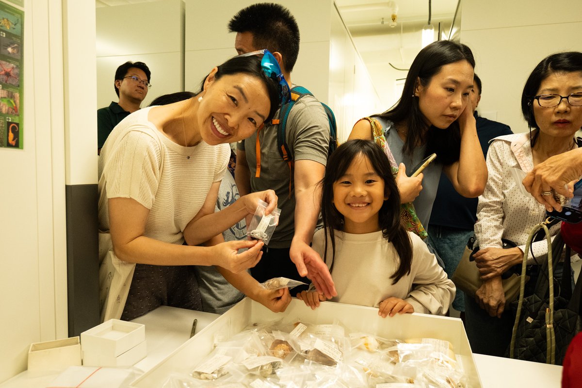 lkcnhm's tweet image. Last Wed, 11 Jun, we were honoured to host Dr Chuang’s family for a special tour of the Museum. They had the opportunity to see the specimens collected by him some 50 years ago, which are now carefully preserved in our collections —some of which are on showcase in our gallery.