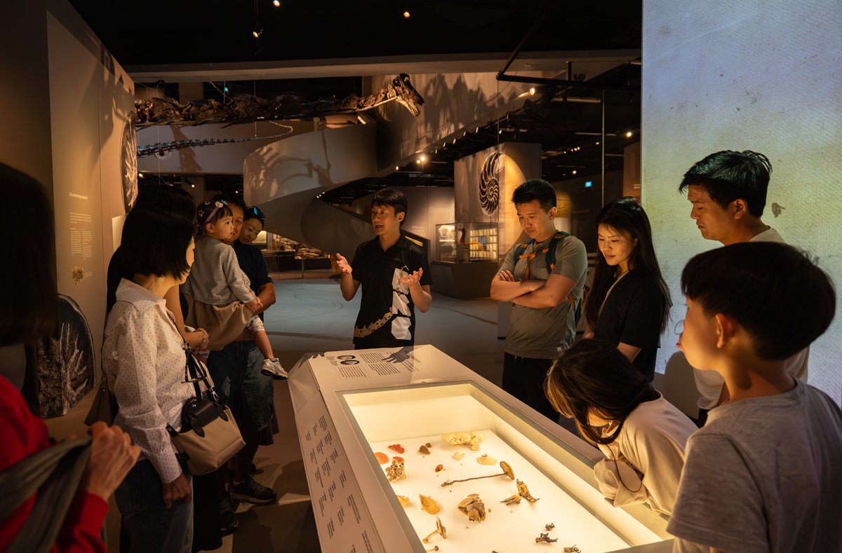 lkcnhm's tweet image. Last Wed, 11 Jun, we were honoured to host Dr Chuang’s family for a special tour of the Museum. They had the opportunity to see the specimens collected by him some 50 years ago, which are now carefully preserved in our collections —some of which are on showcase in our gallery.