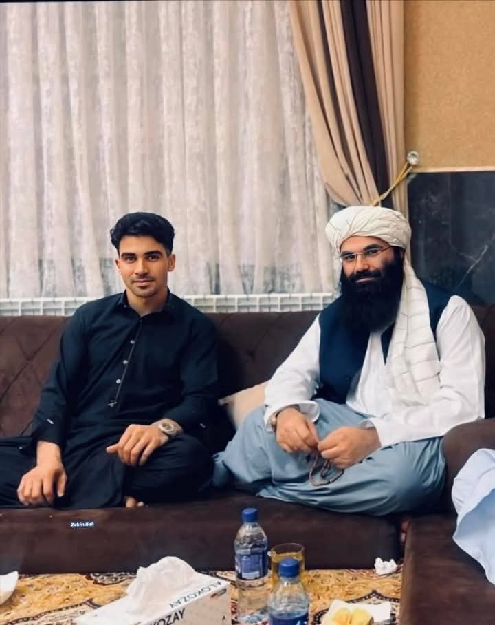 موږ باندې بیا خدای داسې رهبر پیرزو کړی دی
چې یو وار یې خدای څوک په لیدو مشرف کړي 
نوله هغې بعد یې بیا عاشق شوي هم دي..
بس لنډا داچې که واړه جهان یې په لیدو مشرف شو 
نو واړه جهان له یې تابع او عاشق شي.