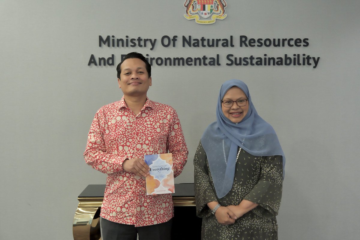 niknazmi's tweet photo. Minggu lepas Puan Shareen Abdul Ghani, Pengerusi salah satu agensi Kementerian, MGTC berkunjung ke pejabat saya di NRES.

Saya berada di pejabat untuk berkemas.

Selepas kami duduk di sofa Pejabat Menteri, beliau bertanya: "Ada peluang lagi kami yakinkan YB untuk ubah fikiran?"

Saya cuma tersenyum dan memandang ke sekeliling pejabat. Shareen mengikut pandangan mata saya - melihat rak-rak kosong yang sebelum ini sarat dengan buku, dinding-dinding kosong yang pernah digantung pelbagai gambar, lukisan (dan jersi).

"Ok saya faham YB."

Saya menyatakan bukan mudah untuk meninggalkan NRES. Selepas dua tahun, saya anggap pasukan di NRES, jabatan dan agensi dah mencapai tahap 'dream team' - dengan komitmen, kebolehan dan kewibawaan yang luar biasa.

Tetapi keputusan saya buat ini adalah untuk perkiraan yang lebih besar. Mandat parti adalah penting untuk reformasi luas. Memang saya ada pilihan untuk kekal, tapi pilihan saya adalah untuk letak jawatan.

Saya pesan kepadanya untuk jaga MGTC baik-baik. Beberapa bulan lepas saya hadir ke MGTC bagi menjawab persoalan staf yang risaukan halatuju agensi tersebut secara berdepan. Berbincang dengan Shareen, Amin Ramli dan Dato' Dr Ching Too, KSU NRES, kami rasakan penting untuk menjawab isu-isu ini secara jujur dan terbuka.

Semoga MGTC terus menerajui implementasi agenda perubahan iklim ke arah matlamat Sifar Bersih 2050.

Ketika Jurgen Klopp mengumumkan peletakkan jawatannya sebagai Pengurus Liverpool dia menyebut:

"I love absolutely everything about this club... I love the staff... But that I still take this decision shows you that I am convinced it is the one I have to take"

Itulah perasaan saya.