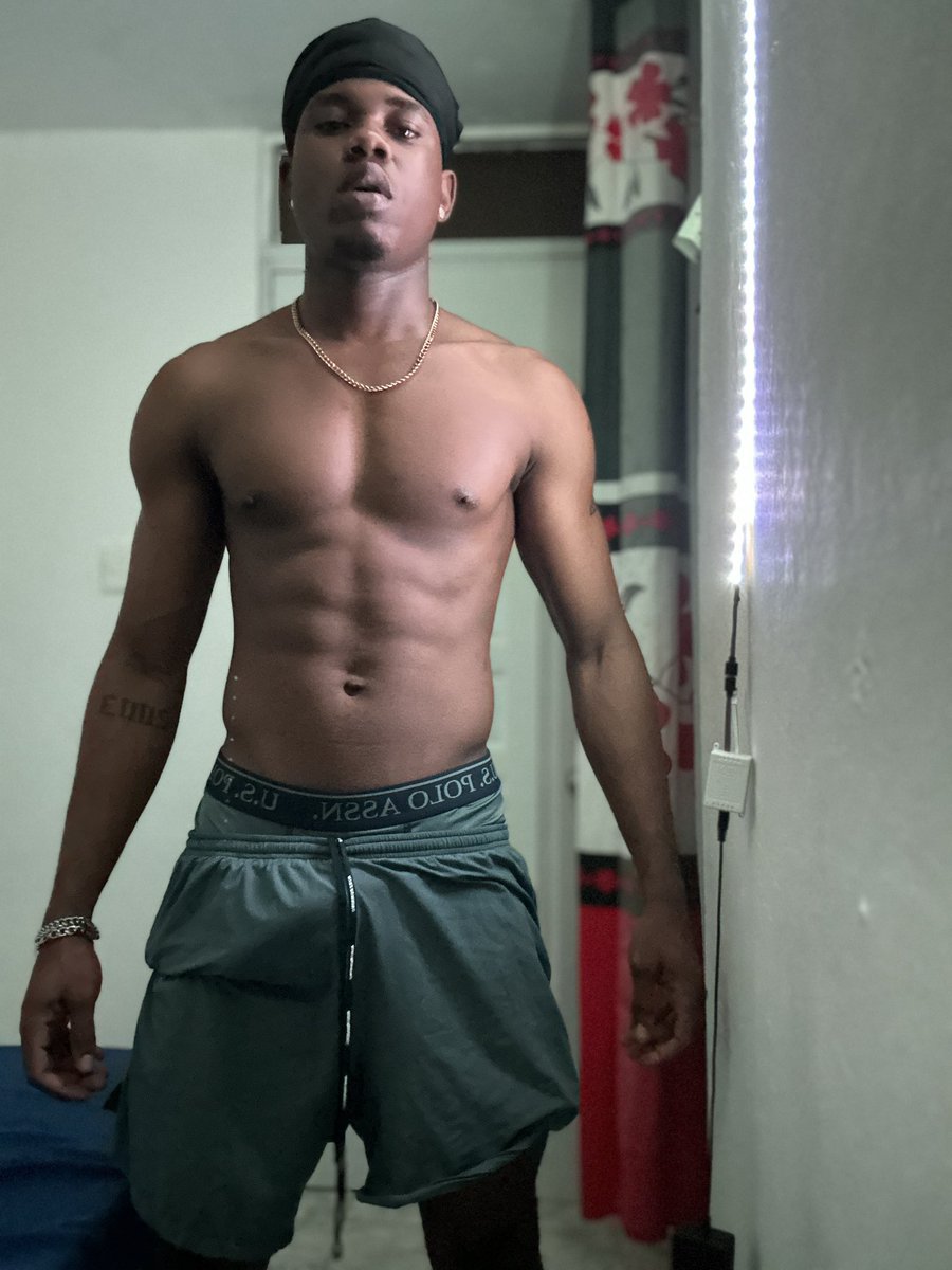 T2pac__'s tweet photo. Gymlife 🧞 https://t.co/CsuQ0BcrM2